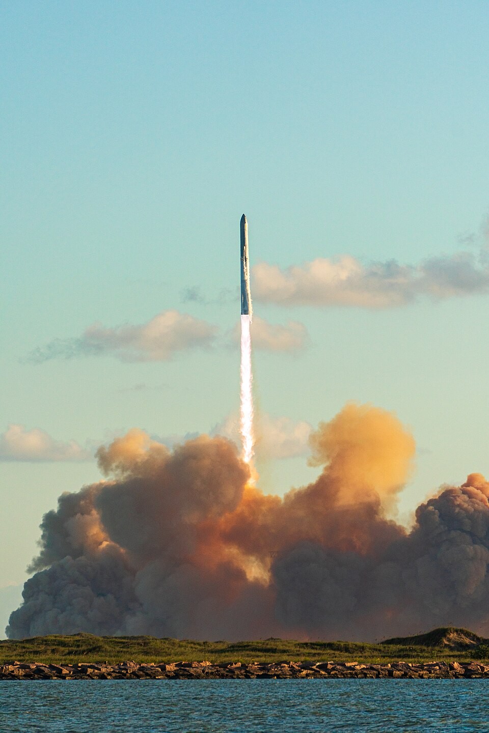 A SpaceX Starship lifts off from Starbase, Texas on a previous test flight; today's Flight 14 followed the same launch profile.